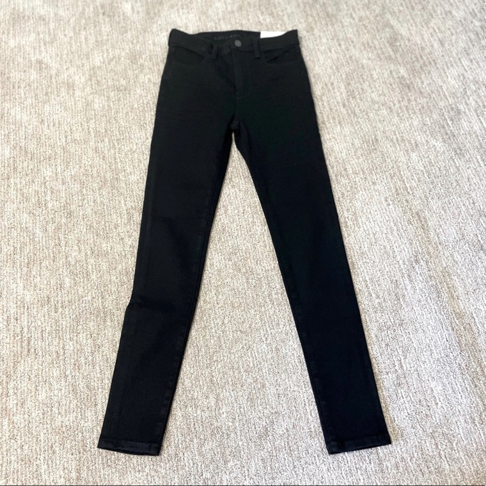 Black skinny jeans from American Eagle in a Women’s Size 0!